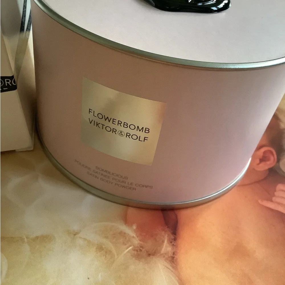 Ultra rare new viktor&rolf flowerbomb bomblicious satin body powder 100 gram